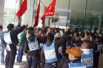 　労働者使い捨てへの怒りを叩きつける（経団連会館前）