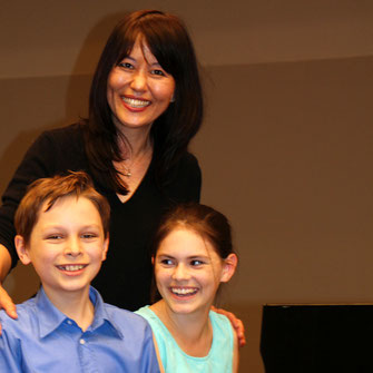 Sonja Topf  und Jonas Langhammer ließen beim Bundes-Musikschulwettbewerb „Prima la Musica“ mit einer herausragenden Darbietung aufhorchen.  Lehrerin Mag. Hyang Lee-Labek freut sich mit ihren Schützlingen. © Musikschule Krems