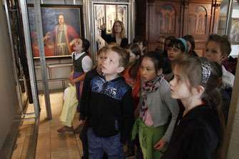 Im Museum Krems begeben sich die Kinder auf Entdeckungstour mit Gerda Koller.  © Stadt Krems.