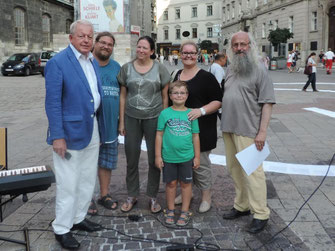 V.l.n.r.: Altkanzler Franz Vranitzky, Musiker Klaus Bergmaier, Sängerin Angelika Sacher, Andrea Bergmaier mit Sohn Paul und Alois Reisenbichler (Organisator, Österreichische Friedensbewegung). Foto: zVg