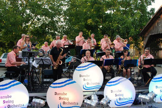 Das Danube Swing Orchestra und Petra Breith gastieren am 1. August im Hof des Kultur- und Gemeindehauses Rohrendorf. Foto: zVg