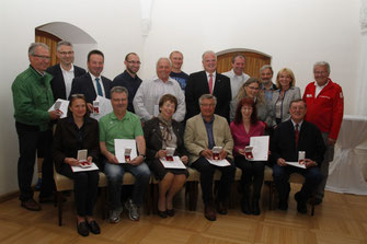 Bürgermeister Dr. Reinhard Resch, Rot-Kreuz-Bezirksstellenleiter Paul Brunner (rechts), Stadträtin Eva Hollerer (2.v.r.) links) und Gudrun Kalchhauser vom Roten Kreuz (3.v.r.) gratulierten den fleißigen Blutspendern. Foto: Stadt Krems.