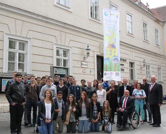 Bürgermeister Dr. Reinhard Resch, Stadtrat Albert Kisling, Gemeinderat Thomas Höhrhan und die Vertreter der Schulen halfen beim Hissen der Fahne . © Stadt Krems.