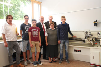 Direktor Ernst Trautsamwieser, Markus Oettl, Elias Peranek, Bürgermeister Dr. Reinhard Resch, Gerald Paninger (Schulgemeinde Krems), Stadträtin Mag. Anna Wegl, Robert Seitner (von links). © Stadt Krems