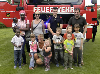 Die Organisatorinnen vom Verein Impulse Birgit Rampsl (2. v.links) und Manuela Leoni (vorne) begrüßten unter den vielen Gästen Gemeinderat Werner Stöberl (1. v.rechts) beim 5. Spielefest.  © Stadt Krems.v