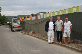 Vizebgm. Gottfried Haselmayer, DI Helmut Hardegger vom städtischen Straßen-Wasserbau und Johann Bauer von der städtischen Elektroabteilung beim Lokalaugenschein in der Strandbadstraße. © Stadt Krems.