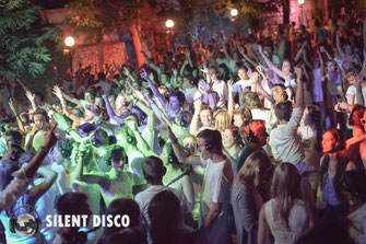 Foto: Urlaubsfeeling kommt bei der ersten „Silent Disco“ am 25. Juli im Kremser Sommerbad auf. © Silent Disco Austria