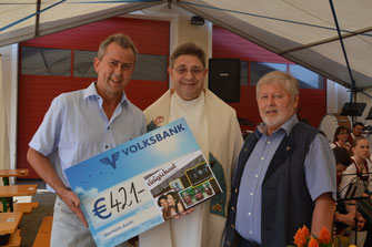 Karl Reuter (links) und Karl Weber (Mitglieder des Kulturvereins "denkmalgedersdorf" ) mit Pater Bartholomäus. Foto: WaPA