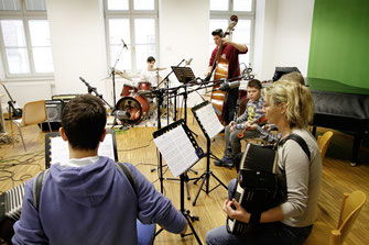 Die jungen NachwuchsmusikerInnen der Musikschule Krems bei den Aufnahmen zur CD.  © Stadt Krems.