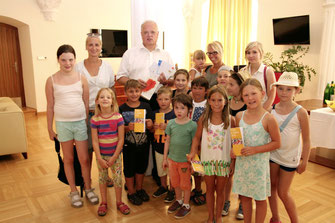 Die Kinder vom Kremser Ferienspiel besuchten Stadtchef Dr. Reinhard Resch. © Stadt Krems