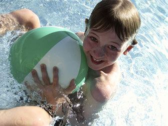  Ab sofort gibt es die Saisonkarte für das Kremser Sommerbad zum halben Preis. © Stadt Krems.