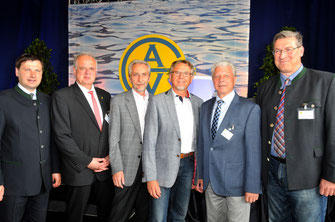 Bürgermeister Dr. Reinhard Resch mit seinen Amtskollegen der GUV-Mitgliedsgemeinden und GUV-Geschäftsführer DI Stefan Tiefenbacher. © Stadt Krems