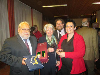V.l.n.r. GR Alfred Friedl mit den Gastgeschenken aus Luxemburg, Leiterin "Singkreis Krems Viva La Musica" Lisbeth Hellerschmid, Bildungsgemeinderat Mag. Klaus Bergmaier, Obfrau des "Ensemble Vocal Vivace" Pascale Hofmann-Wagner. Foto:zVg
