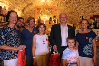 V.l.n.r.: Gerlinde Hämmerle, GR Mag. Klaus Bergmaier, Renate Rothaler, Obfrau Michaela Buhr, Bgm. Prim. Dr. Reinhard Resch, Weltladen-Fan Paul Bergmaier, Viktoria Amon. Foto: zVg