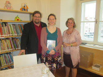 V.l.n.r.: GR Mag. Klaus Bergmaier, Autorin Elisabeth Steinkellner, Büchereileiterin Christiana Reischl. Foto: zVg.