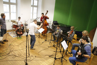 Kremser MusikschülerInnen proben mit ihren Lehrern für das Talentekonzert am 8. Mai. Foto: Stadt Krems.