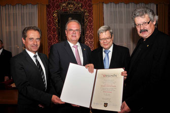 Prof. Dr. Dieter Falkenhagen (2. von rechts) wurde vor zwei Jahren mit dem Ehrenring der Stadt Krems ausgezeichnet (im Bild mit Bgm. Dr. Reinhard Resch und den Vizes Mag. Wolfgang Derler und Gottfried Haselmayer).© Stadt Krems.