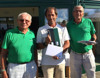 V.l.n.r.:Friedrich Höger, Franz Kastan (Bruttosieger), Peter Walek (GCO Seniorencaptain). Foto: zVg