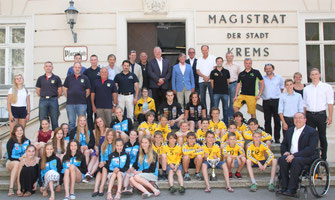 Bürgermeister Dr. Reinhard Resch, Sportstadtrat Albert Kisling und Josef Poscharnig (Obmann Verein Kremser Sport) beglückwünschten die Kremser Staatsmeister und deren Betreuer. © Stadt Krems.