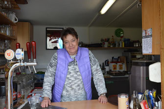 Helene König in ihrer Imbissstube am Mauterner Badeteich. Foto: WaPA
