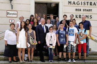 Bürgermeister Dr. Reinhard Resch und Stadträtin Mag. Anna Wegl gratulierten den Schülerinnen und Schülern der Neuen Mittelschule und der Polytechnischen Schule zu ihren ausgezeichneten Schulerfolgen. © Stadt Krems.