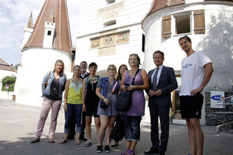 V.l.: Gabriela Hüther (Krems Tourismus), Elena Paschinger, Stadtführer Werner Scheivogl, Corinna Figl, Carmen Helmreich, Lucia Täubler,  Angelika Mandler-Saul, Vizebgm. Mag. Wolfgang Derler und Florian Figl. © Stadt Krems.