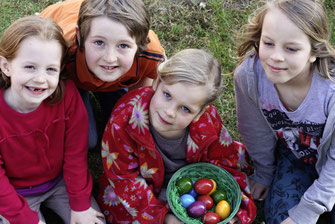 Besonders für die Kleinen ist das Osternesterl- Suchen ein Spaß. Foto: zVg