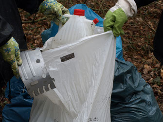 NABU Salzgitter sammelt Abfall am Heerter See. Foto: NABU/M. Gräwe