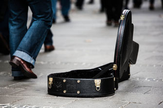 Gitarrenkoffer auf Straße