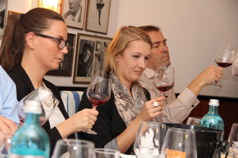 Verkostung eines Weines im Weinseminar