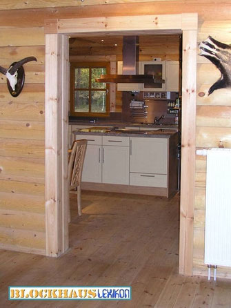 Blockhaus kaufen, Preise - Küche mit Kochinsel im Wohnblockhaus mit viel Holz -Nachhaltige Holzhäuser - Holzhaus kaufen und bauen - Eisenhüttenstadt - Blockhäuser zum Wohnen - Lübeck - Baukosten - Hauskauf - Finanzierung - Bauprojekt - Lüneburg