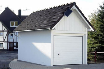 Eine klassische Fertiggarage passend zu Massivhaus, Schwedenhaus oder Fertighaus - Planen - Bauen