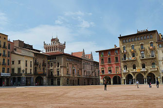 Plaça Mayor de Vic en Catalogne avec son sol en terre battue