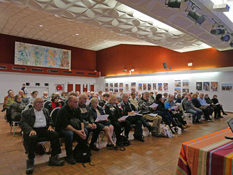 Un public nombreux assiste à la conférence de Robert VINAS à Collioure