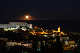 Collioure la nuit avec son clocher et le fort Miradou