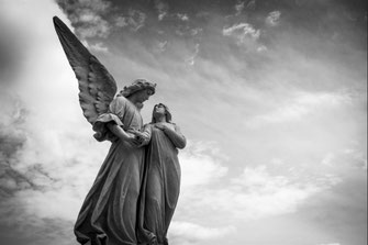 Deux anges qui communiquent avec Christine Roman Médium à Lyon 
