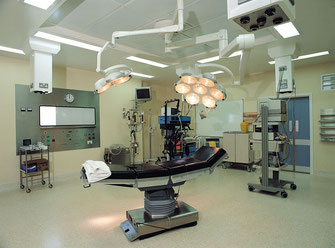脳外科手術　全身麻酔　手術室の画像