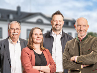 Der neu gewählte Vorstand der Sinziger Liberalen (v.r.n.l. Dominik Graf von Spee, Martin Thormann und Lucie Grafe) mit Volker Thormann, Beigeordneter der Stadt Sinzig. Bild Hagen Hoppe.