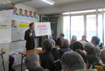 ４月の市議選での政策課題をフリップで説明