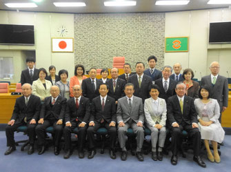 議員全員と市三役との記念写真（３月２４日）