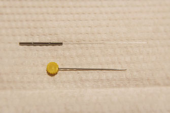 当治療室では極細鍼を使用・刺入は極浅く1mm～2mmほどです。