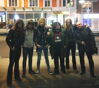 Von links nach rechts: Alexander Lyrbo (guitars), Hampus Klang (guitars), Adam Hector (bass) , Hell Hofer (vocals), Gustav Hjortsjö (drums), Olly Hahn (A&R Steamhammer)