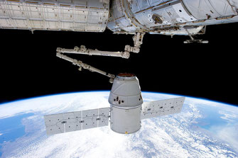 Dragonkapsel wird an ISS angedockt | Foto: NASA