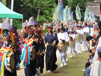 南方神社で秋津舞を奉納する小・中学生