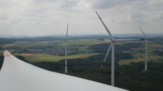 Blick über Rabenau. Im Vordergrund ein Blatt des Windrades.