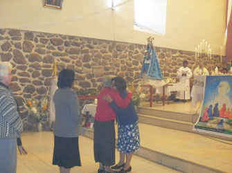 Recibeindo el abrazo de la comunidad de la Congregación hermanas de la Misericordia