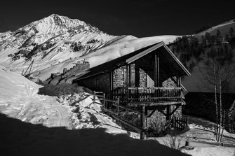 Phographie N&B de paysages de montagnes, Alpes française, couché de soleil, randonnée, cascades lacs, nature, Oisans.