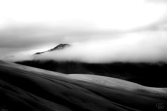 Phographie N&B de paysages de montagnes, Alpes française, couché de soleil, randonnée, cascades lacs, nature, photo en noire et blanc deOisans.