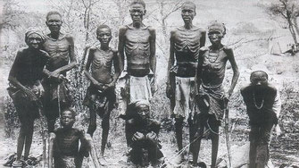 Sopravvissuti della tribù Herero in Namibia, massacrati dalla Germania agli inizi del secolo scorso.