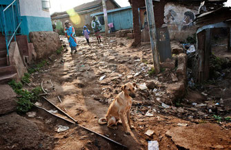 Kibera slum, Nairobi. Una delle vie principali.